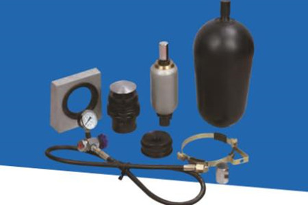 蓄能器出現(xiàn)油箱噴油的現(xiàn)象，如何解決？